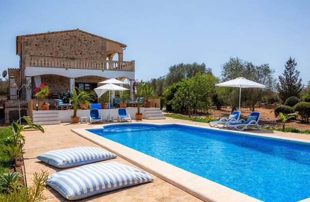 Sun oasis with large pool & bookable breakfast