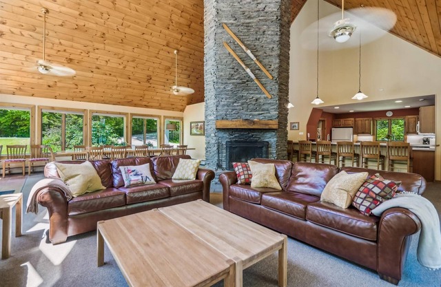 Sunburst home sleeps 16 with an indoor and outdoor hot tub. Perfect for family reunions and getaways.