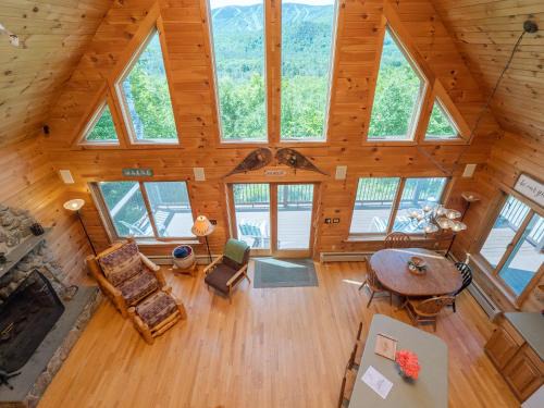SUNDAY RIVER VIEWS! Minutes from the mountain!