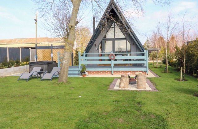 SUNFLOWER LODGE, romantic, with hot tub in Misterton