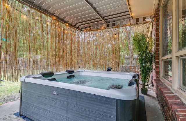 Sunflower State Oasis: King Bed, Spa & Entertainment for 9!