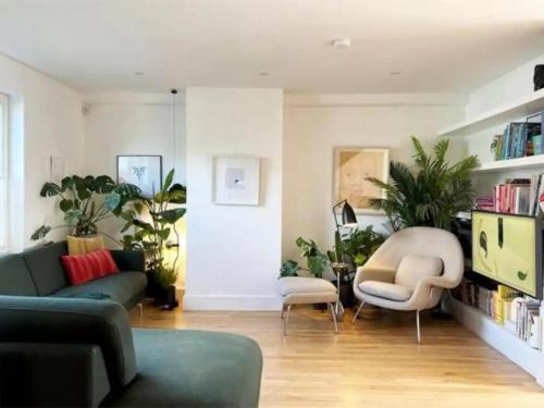Sunlit Designer Haven in Trendy Neighbourhood