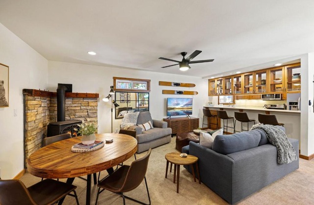 Sunlit Pines by Tahoe Getaways - 2BR in Tahoe Park w Hot Tub, Fenced Yard & Pet Friendly!