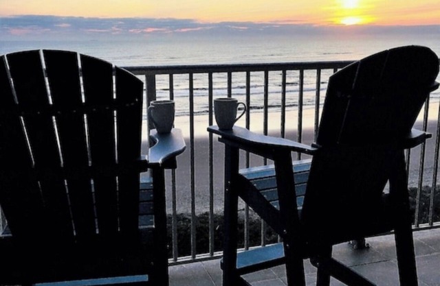 Sunny 1/1 BEACH FRONT Condo overlooking the ocean! :) , Steps to the beach!