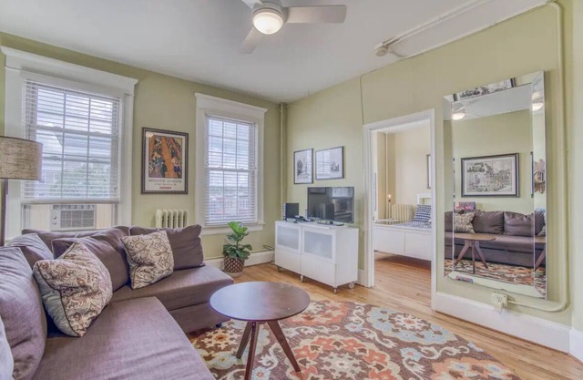 Sunny, 2 Bedroom Apt near Johns Hopkins, Charles Village - Explore Baltimore!