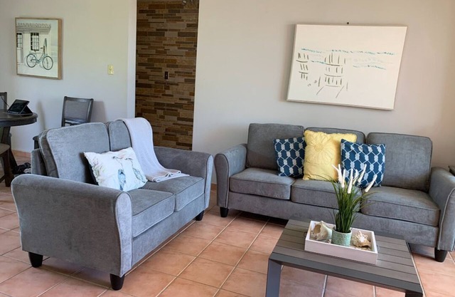Sunny 2-bedroom condo by the beachn