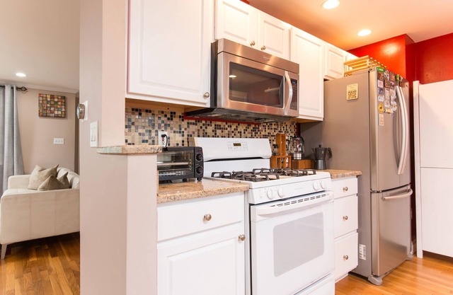 Sunny 3BR home near Boston DT and BC W/WiFi EV charger, Sauna