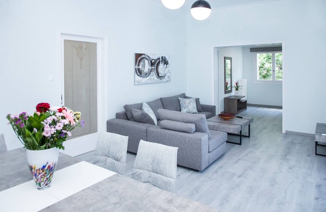 Sunny and minimal apt in Glyfada with 3 bdrm