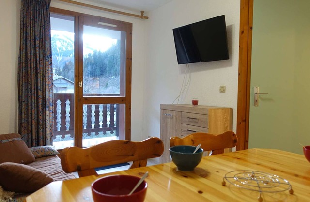 Sunny Apartment for 4 with Balcony, Close to Slopes in Beaufort