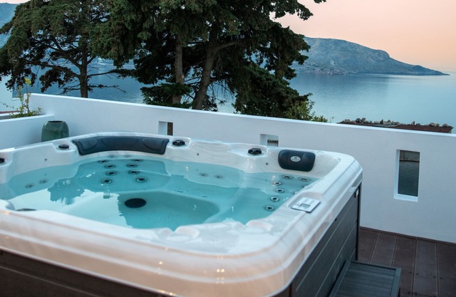 Sunny Bay Excelsior, Hot tub and Chromotherapy a few meters away from the beach.