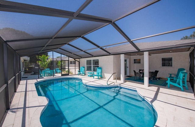 Sunny Breeze: Perfect Pool Retreat for Families with a Detached Guest House!