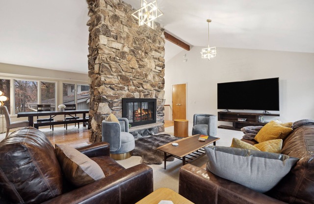 Sunny Cabin with Indoor Pool, Hot tub, Sauna!