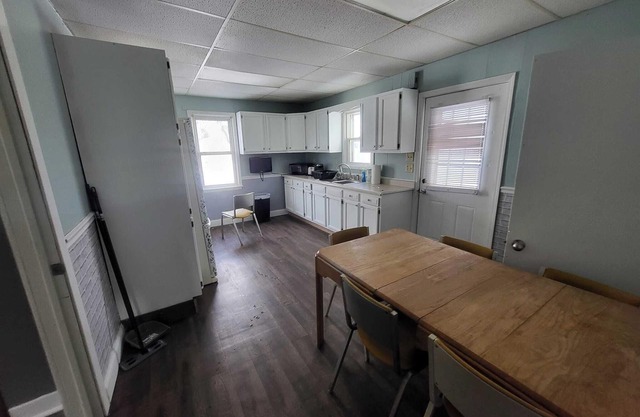 Sunny Charm Cottage - Cozy 3 bedroom, centrally located in the Hub City