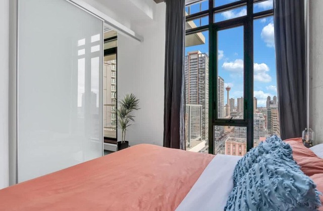 Sunny Cozy Calgary Tower View