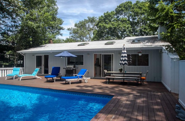 Sunny East Hampton Contemporary House/Clearwater Beach
