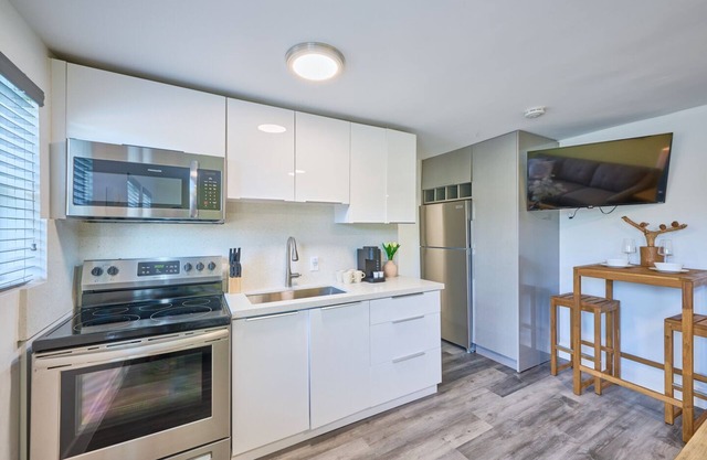 Sunny fresh getaway, Hollywood beach, w/ KING Bed