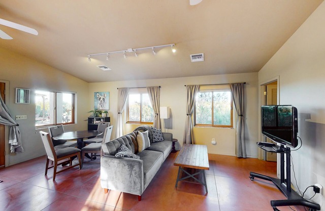 Sunny guest house with private washer/dryer & central AC - dog-friendly