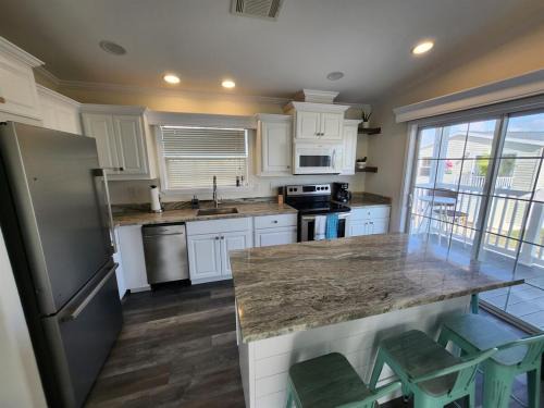 Sunny Gulf Coast Getaway-Near Beach-Shared Pool!