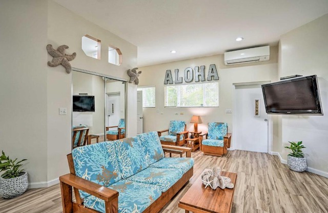 Sunny Kailua Home with Covered Lanai 1 Mi to Beach!