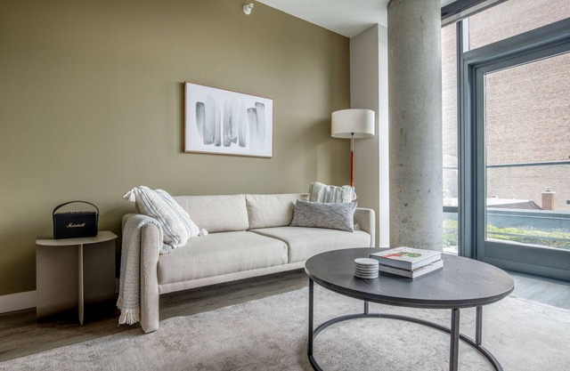 Sunny Lakeview 1BR w/Rooftop & Gym, nr Lincoln Park, by Blueground