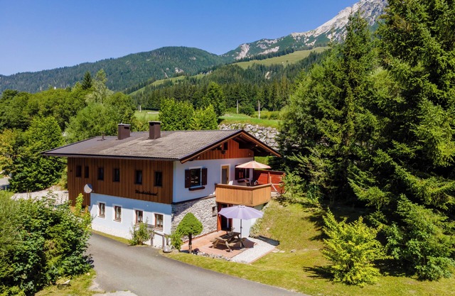 Sunny located holidayhome in skiresort