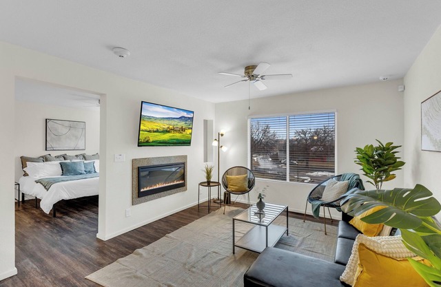Sunny Loft Free Parking WiFi Open Concept Peaceful in Overland Park w/Workspace