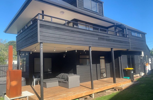 Sunny Modern Beach House 5 min walk to Surf Club