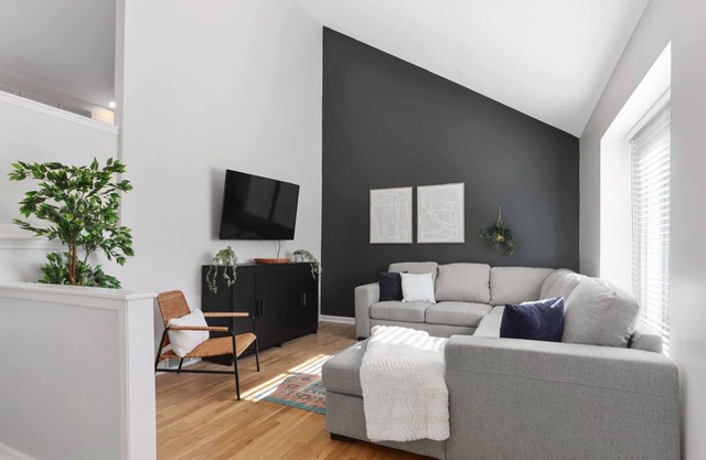 Sunny Modern Home| King Bed |Close highway access