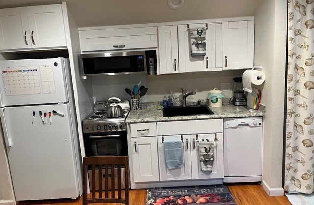 Sunny One Bedroom In-law Walking Distance to Public Transit