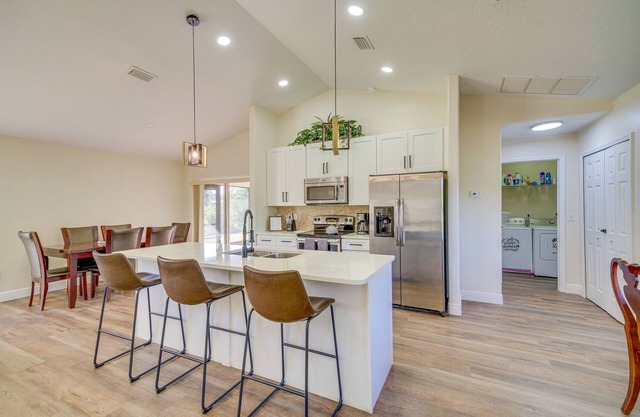 Sunny Palm Bay Home w/Screened Porch Near Beaches
