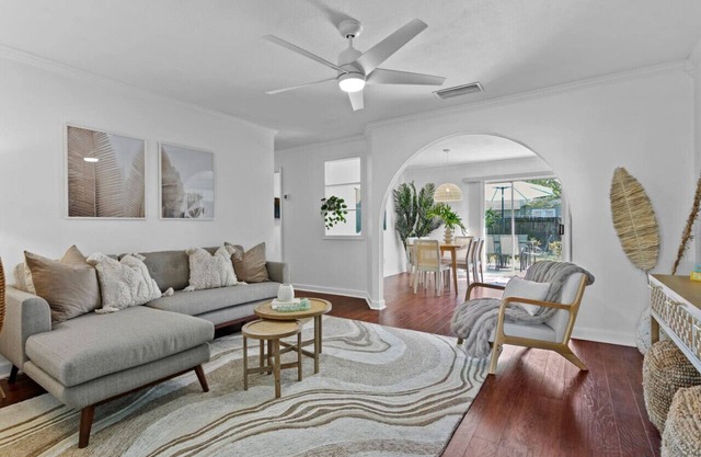 Sunny Palm Cottage | Hot Tub | 10 Min to Beach!