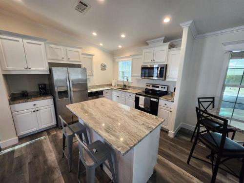 Sunny Retreat-Near Beach-Pickleball-Heated Pool!