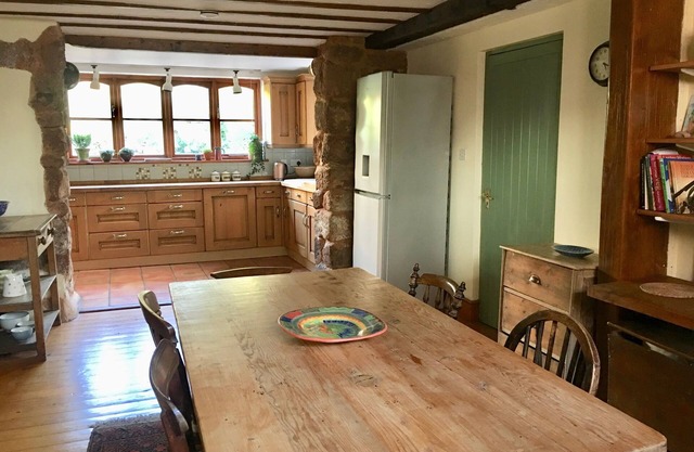 Sunny Secret Garden 3 bed Cottage Near Exeter. Village Location