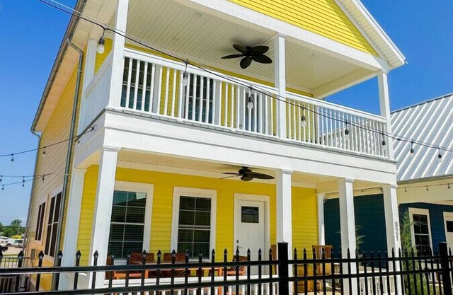 Sunny Shores: Lakeside Cottage
