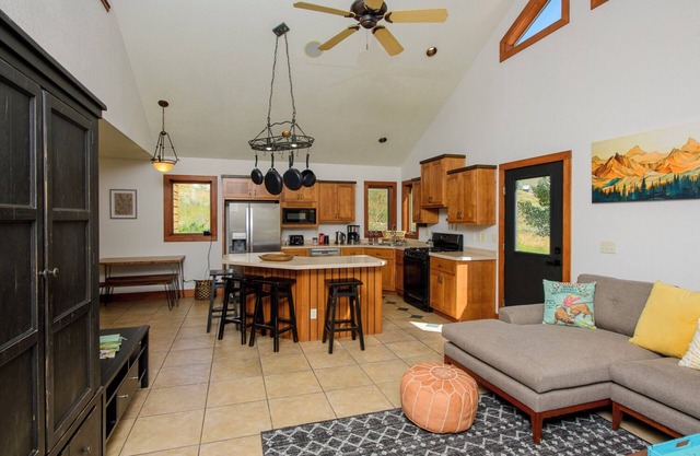 Sunny & Spacious Mountain Getaway. Close to Trail, Bus, Coffee, Food in CB South