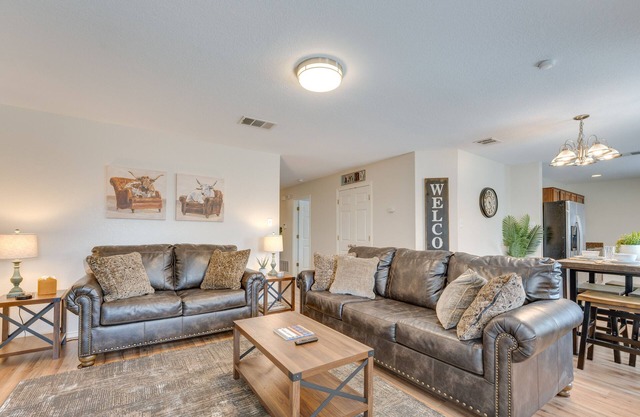 Sunny Universal City Home ~ 18 Mi to San Antonio!