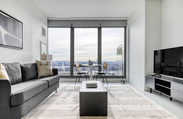 Sunny West Loop 1BR w/Pool, Coworking & Gym, 1 block to L, by Blueground