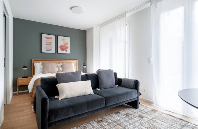 Sunny Wiedikon 1.5 Room w/Storage & W/D, 1 min to Market, by Blueground