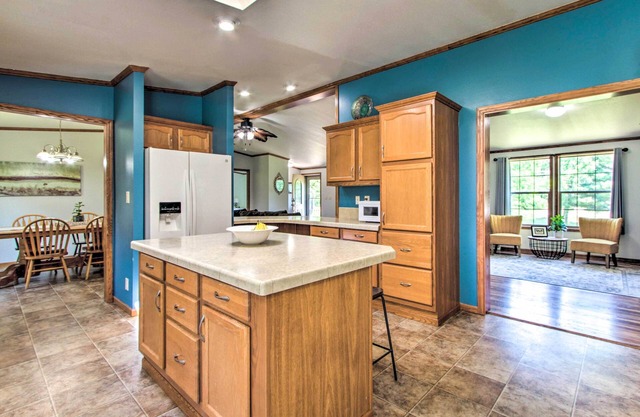 Sunny Wisconsin Dells Apartment w/Deck & Fire Pit
