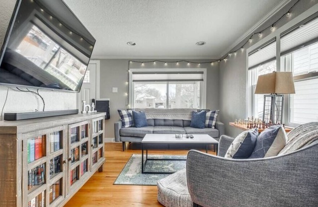 Sunnyside Oasis: 2BD Home plus 1BD Carriage Home