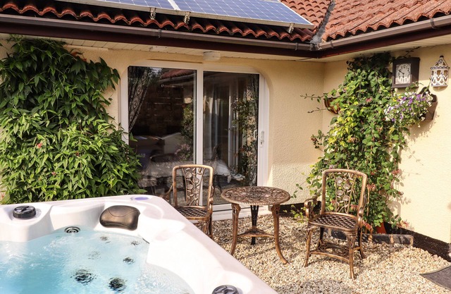 SUNNYSIDE, with hot tub in Barrow-Upon-Humber