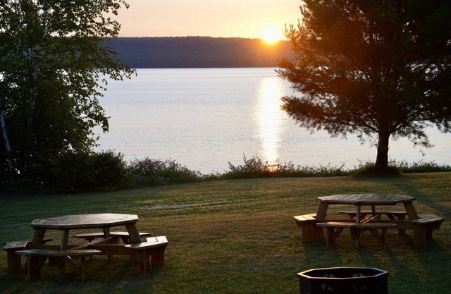 Sunrise Bay Cottages: Rustic elegance for 32 people in 5 luxury cottages.