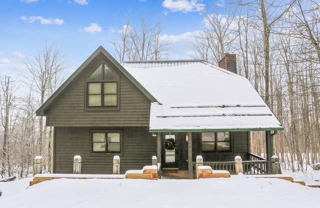 Sunrise Dacha: 3 BR, 2.5 BA House in Canaan Valley, Sleeps 10