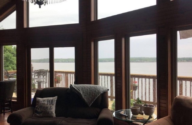 Sunrise Hideaway - Beautiful lakefront cabin in Disney, OK