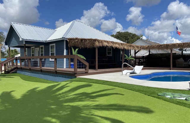 Sunrise Palms. Pool, putting green and palapa. Perfect
