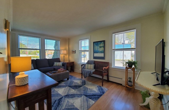 Sunrise Suite 2 blks from Rockland Harbor, near DT