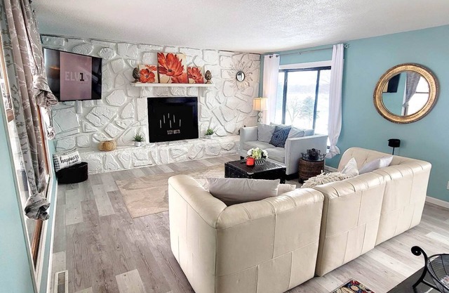 Sunrise & Sunset Lakeshore Views - Sleeps up to 10