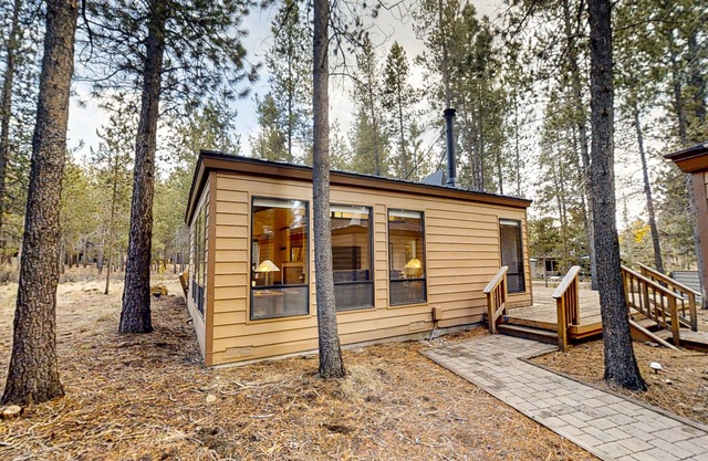 Sunriver Resort home with deck, tree views, wood stove, streaming, washer/dryer