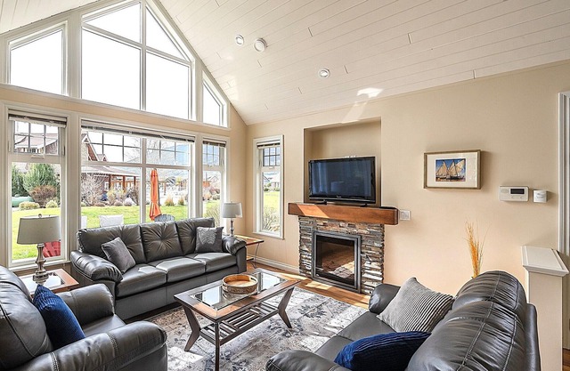 Sunrock Meadow Cottage | Osoyoos Lake | 4BR Near Pools