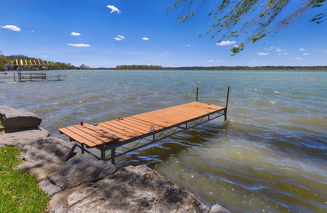 Sunset Bay:"A Quaint Bungalow by the Lake"